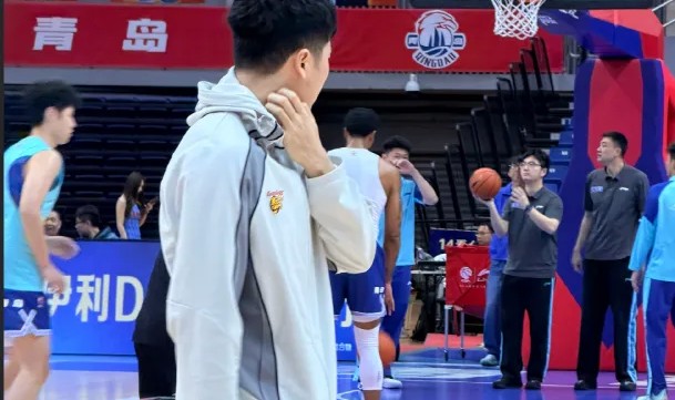 爱游戏游戏平台-广东队记：张皓嘉膝盖发炎，将缺席对阵青岛的比赛